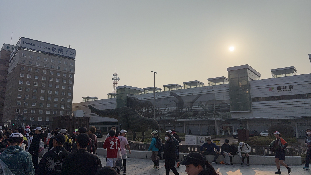 ランナーが続々と・・早朝の福井駅前🦖